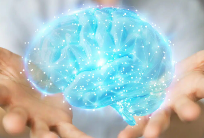 Manos abiertas sosteniendo una ilustración luminosa de un cerebro, simbolizando el entrenamiento y cuidado consciente de la mente para mejorar salud y rendimiento.